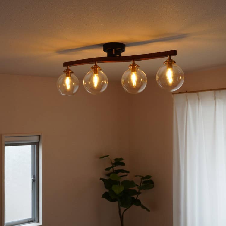 天然木とガラスの温もり。お部屋にやさしい灯りを届ける4灯シーリング